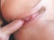 La blonde s’amuse avec la bite dans les deux trous, Anal