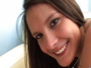 Erin Stone baise son amie sur le canapé, brunes