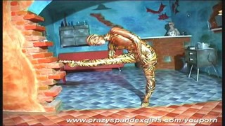 Rocco ne baise que le cul, Filles nues