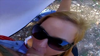 L’homme chauve lèche son corps bronzé à l’air frais, Rasé