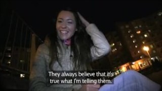 L’amatrice enlève sa culotte et se fait baiser, Sexe en public