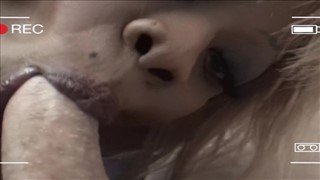 Eine blonde Nigga leckt einen weißen Schwanz, Der Arsch