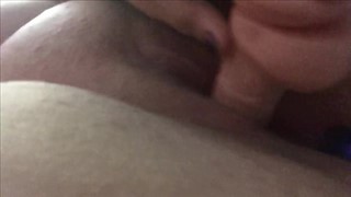 Une fille avec un gode violet devant une webcam, Anal