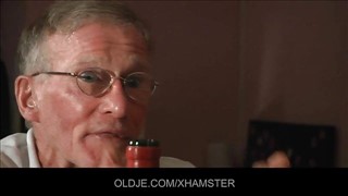 Les grands-parents ronflent sur un jeune crack, Jeune Chatte