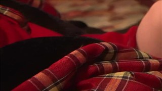 La fille asiatique se frotte contre le pied de la table, Doigté