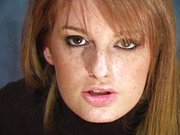 Rousse en collants et beaux seins, Cool poussins