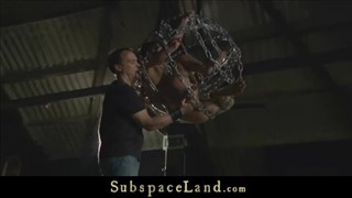 Sa longue bite pénètre et pénètre sa chatte spacieuse, Jeune Chatte