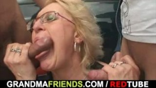 Eine betrunkene vollbusige Mutter mit Männern, Große Titten