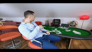 Mizia amateur souriante avec une chatte lisse devant la webcam, Rasé