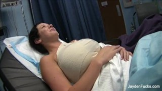 Die Brünette nimmt es mit seinem Wack auf, Große Titten