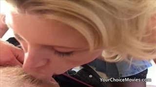 Die Silikonblondine ragt heraus und er fickt sie, Große Titten