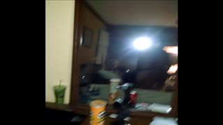 Un homme latin saute des vêtements et attache le sexe blond, Jeune Chatte