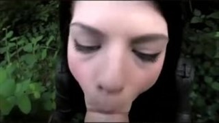 Sexe avec une brune dans les buissons, Sexe en public