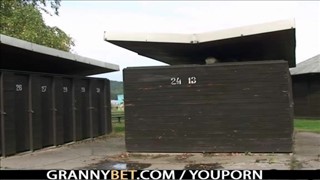 Le chocolat est assis sur le trône et tire un mickey en chocolat, Jeune Chatte