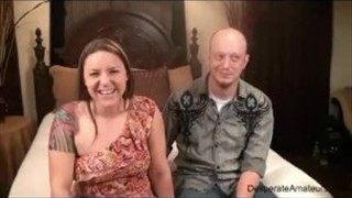 Er schlägt sie vor der Webcam, Sexaufnahme