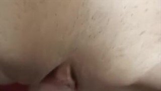 La mariée est agenouillée et suce une bite, Anal