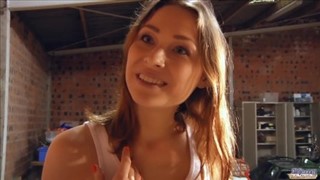 Le brun divin aime sucer une grosse bite, Cool poussins