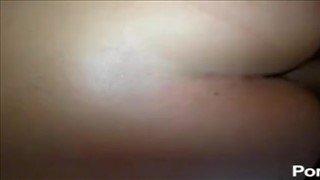 Insérer un bâton dans son trou sexuel, Jeune Chatte