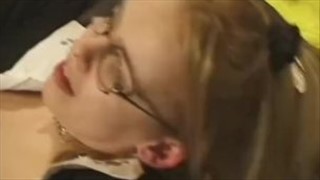 Enfoncer la fente poilue de lunettes blondes, Jeune Chatte