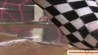 La jeune fille en jambières écarte les jambes et se masturbe, Doigté