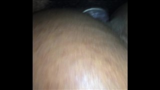 Dans un fauteuil avec des filles aux cheveux noirs et nues, Jeune Chatte