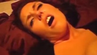 Elle glisse tout son monde dans le trou anal de l’amatrice, Jeune Chatte