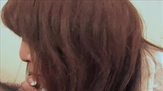 Elle l’embrasse sur le petit pénis, Filles asiatiques