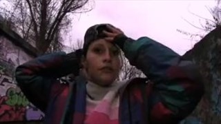 Grand-mère publique prend un pénis dans la bouche, Sexe en public