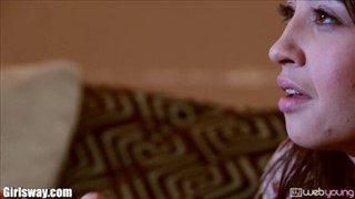 De belles nuances s’amusent au coin, Jeune Chatte