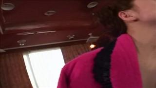 Une fille asiatique avec un joli doigté de poitrine est amusante, Arriver