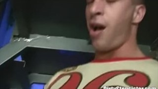 Une dame aux yeux bandés suce bien un pénis, Rasé