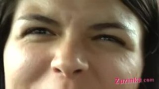 Une amatrice joyeuse se masturbe dans la voiture, Doigté