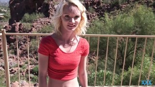 Sexe sur un transat avec une petite nana en plein air, Rasé