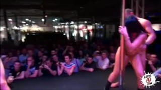 La strip-teaseuse fait un show spécifique, Strip-tease