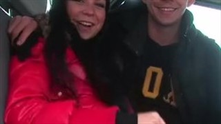 Fellation et sexe dans la neige, Jeune Chatte