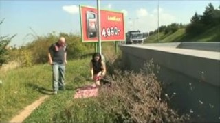 Il a ramassé le trou et l’a baisée au bord de la route, Rasé