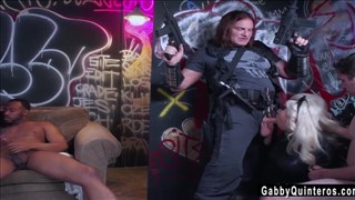 Der Typ mit dem Gewehr fickt den abgerissenen Rohrstock, Große Titten