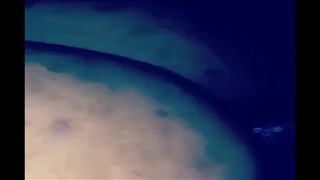 Der bärtige Mann bewegt sich mit einem Silikonstock, Große Titten