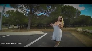 Grand-mère montre ses seins dans la rue, Pornhub