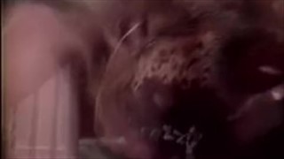 Une fille aux cheveux noirs en bas lui colle le cul devant lui, Bas