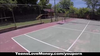 Naturtitten auf dem Tennisplatz, Natürliche Titten
