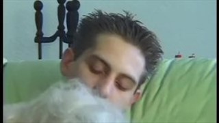 Maman en bas écarte les jambes devant le mec, Bas