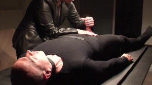 Une brune dans la peau branle le pénis, Branler