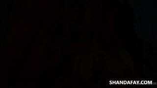 Beaux seins et yeux d’un poussin rouge, Grossier