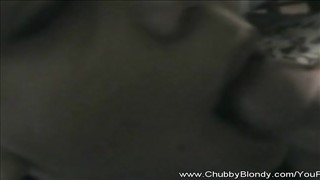 Elle baise une fille de dix-huit ans dans un étang de cacao, Jeune Chatte