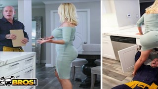 Il déplace le chocolat sur le petit canapé, Jeune Chatte