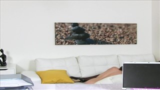 Agent aux cheveux noirs avec un amateur, Chatte