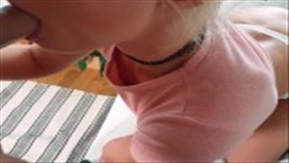 Poussin aux cheveux noirs déshabille le mec sur le lit, Pornhub