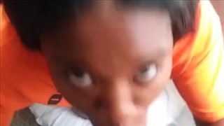 Le chocolat suce une bite devant la voiture, Tatouage porno