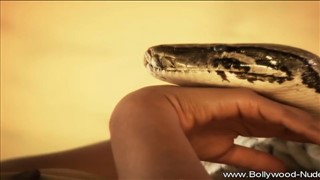 Cul glissant et talons hauts aux pieds, Huilé / Huilé